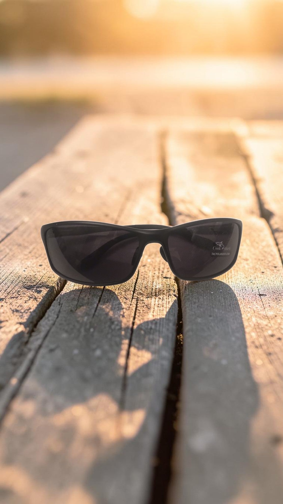 çarşıMarketim Cookshark mat siyah çerçeveli, TAC polarize lensli unisex güneş gözlüğü ahşap zemin üzerinde