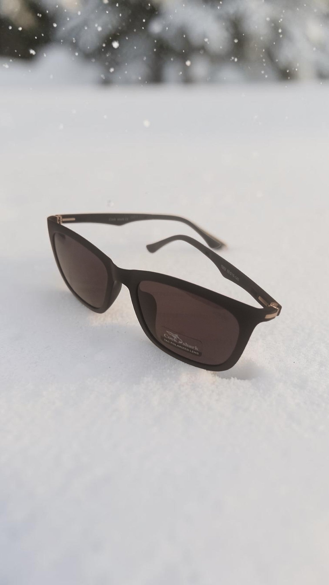 çarşıMarketim Cookshark mat siyah çerçeveli unisex TAC polarize güneş gözlüğü karlı zeminde